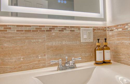 Bushwick Gem with Spacious King Bed, 2 Baths with Modern Kitchen & Steps to train - Foto 15