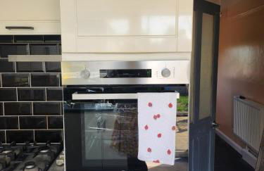 Spacious, 3 double bedroomed, free parking, 9 mins Elland Rd, nr Leeds City Centre - Foto 10