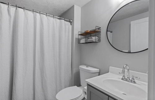 Cozy & Warm 2nd Flr Mid Term Rental - Photo 14