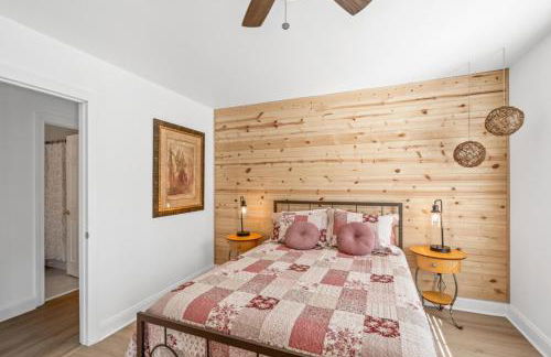 Sunset Serenity!!-Tropical Waterfront Oasis-Huge Private Patio-10Min to KingSt & Beaches - Foto 3