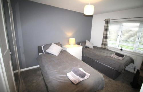 3 Bedroom House - Parking - Wifi - Fully Refurbished Throughout - New Kitchen & Bathroom - Foto 18