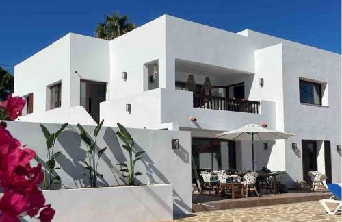 Off-grid Luxury Villa with Tikibar by the pool. - Photo 74