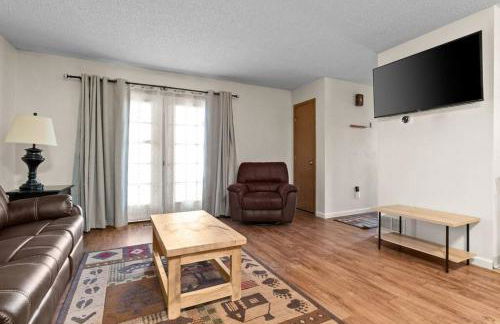 Alaskan WolfDen Close to airport centrally located - Photo 22