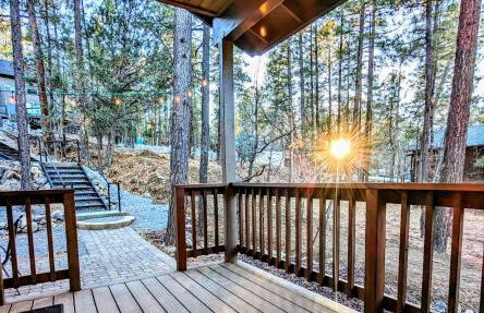 Relax & Recharge in Cozy Pinetop 2BR Retreat - Foto 1