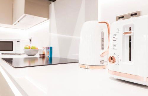 The Desborough Residence - Bright 1BR with Sofa Bed, Modern Lounge & Free Secure Underground Parking - Foto 12