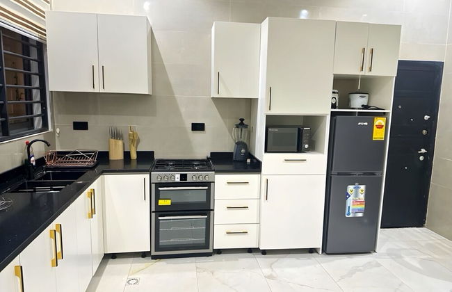 2BR Apartment With Pool and Wifi Near East Airport - Photo 6