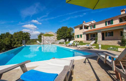 Elegant 4-Bedroom Villa with Private Pool and Amazing Sea Views - Photo 6