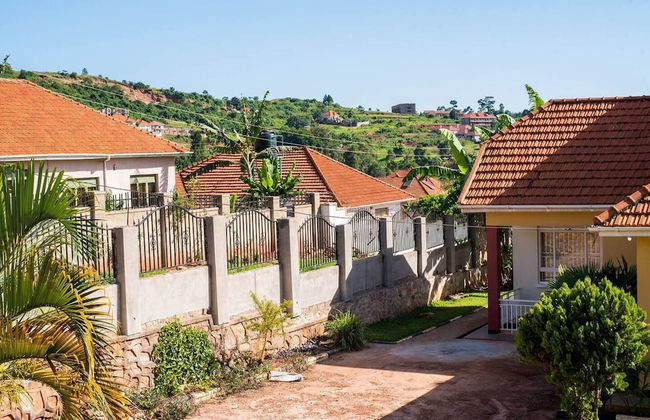 Captivating 3-bed Villa - Photo 31