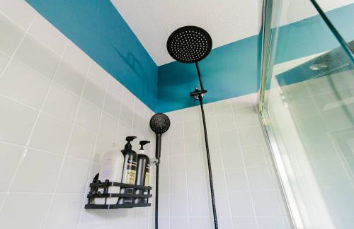 Exclusive Lux Home Near Town • Game Rm • Gym • 4BR - Photo 48