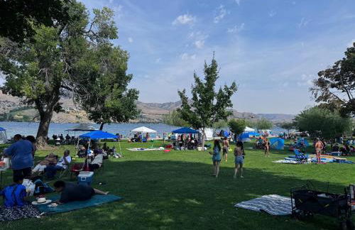 Lakeside luxury with hot tub and pool - Foto 9