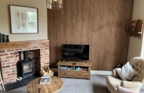 The Blue Cottage with luxurious Super King bed - Photo 8