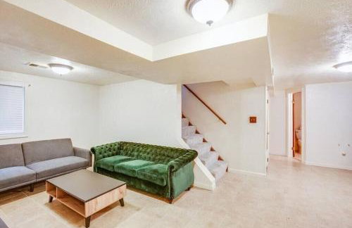 Home 3 Minutes from Notre Dame Sleeps 8 - Photo 4