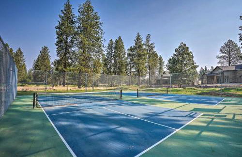 Chic Bend Condo with Fireplace and Forest Views! - Foto 31