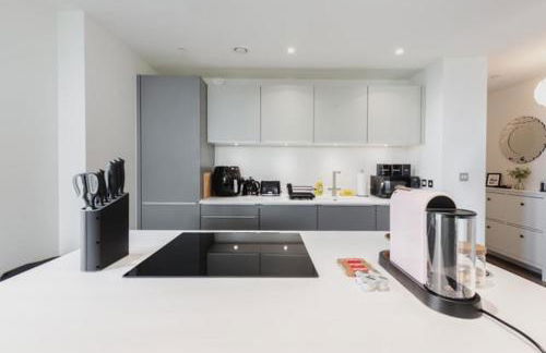 Stylish Skyline Apartment - 2 Bed, 2 Bath, Gym, Concierge in City Centre - Foto 8