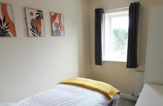 Newark area - modern 3 bedroom semi with free off road parking for 2 vehicles - Photo 9