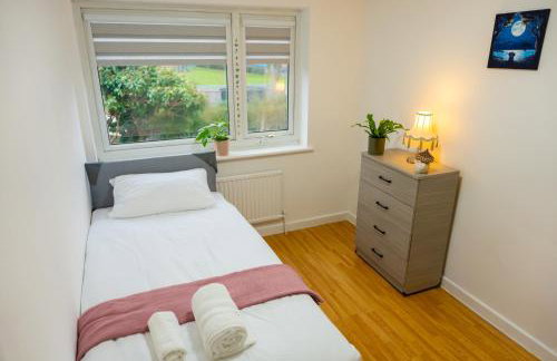 Beautiful Modern Home in London, Free Parking, Family Home, Sleeps 9, Close to Railway Station - Foto 18