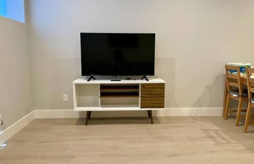 Gorgeous 1 BR Suite in a New House Free Parking - Foto 14