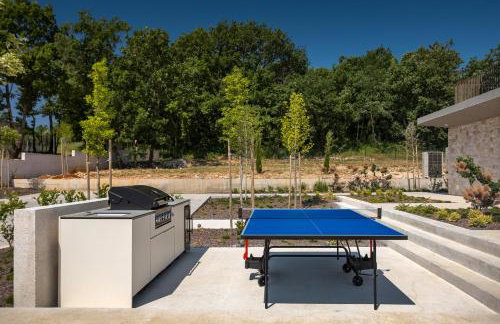 Villa bOx in Central Istria for 14 persons with wellness, 54 m2 heated pool, & kids playground - Foto 8