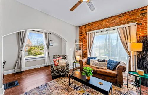 Stylish Home in Historic District Near Riverwalk - Foto 8