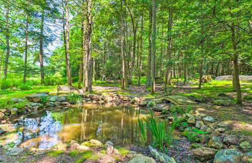 Secluded and Quiet Pocono Mountain Cabin with Hot Tub! - Foto 28