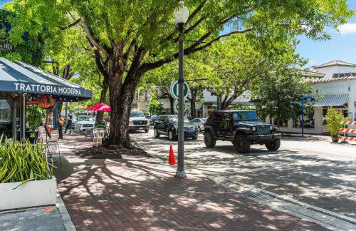 Breathtaking Direct Bay Views 2 bedroom condo with parking - Foto 45