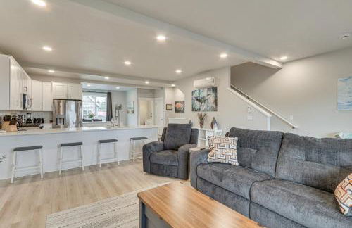 Columbia River Views Spacious Hammond Getaway! - Photo 1