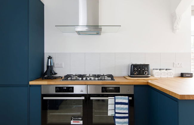 Bright Modern 4 br House 100 Metres From Beach - Photo 6