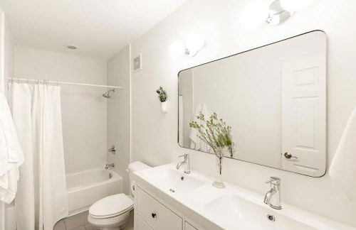 Soaring 2BR Parkside Loft Walkable to it All - Foto 10