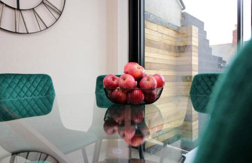 LUXURY 4 Bedroom 4 Ensuite Home in Penarth (Pool Table Games Room & BBQ Garden) with Sea Views - Photo 64