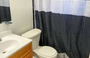 Rare Find Spacious Basement Apartment with Parking - Foto 8