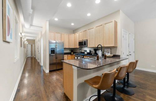 Stylish 2BR Walk to Rush UIC 10 Min Downtown Chicago Free Parking Wifi - Foto 2