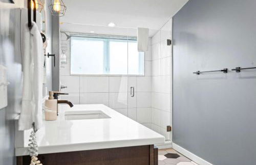 Downtown Views - Walk to Stadiums & Convention Center - Foto 15