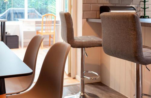 Pass the Keys Spacious and modern house with Free Parking - Photo 24