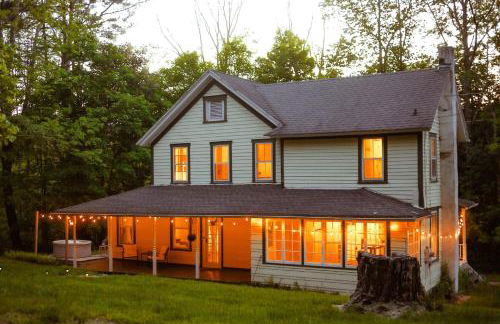 The Swiss Hill Farmhouse - 5 Bedrooms w Hot Tub - Foto 7