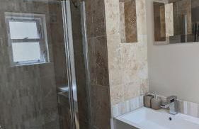 Cheltenham large house with gym, bar & hot tub - Photo 32