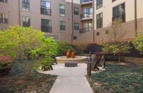 Serene 2BR Escape Midrise Living - Foto 17