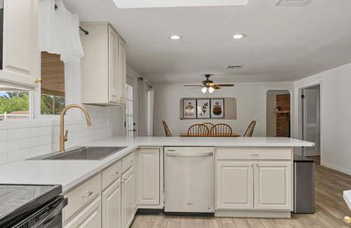 Luxe 4BR 2BTH l Pool & Grill l Central Location l Mountain View l Family Vacation l RV Site - Foto 1