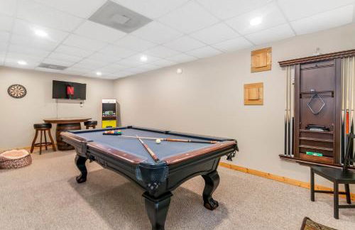 Amazing Creek View Cabin w/ Hot Tub, Firepit & Pool Table - Foto 37