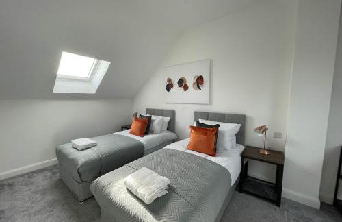 3 Bedroom New House with Wi-Fi Sleep 5 By Home Away From Home - A - Foto 1