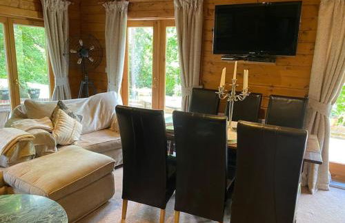 3 Bedroom Lodge Hotub pool in Horsley Surrey UK - Photo 79