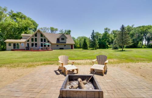 Lakefront Sunburg Vacation Rental with Boat Dock! - Foto 31