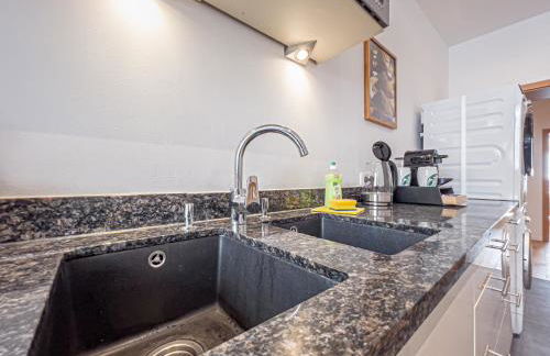 Gemütliche Ferienwohnung mit 2 Schlafzimmern, kostenfreiem Parkplatz, modernem Bad, Küche, Waschmaschine & Trockner - Foto 28