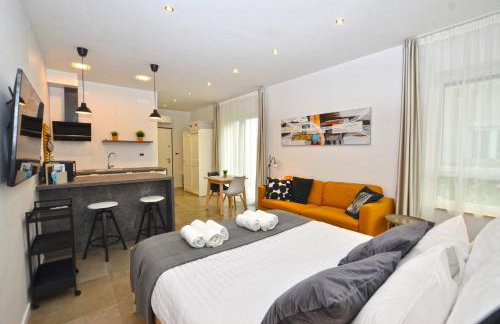 Black & White Studios - Photo 24