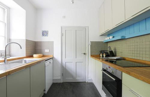 Coastguard Cottage - set in an elevated position with fabulous views overlooking Portloe - Photo 10