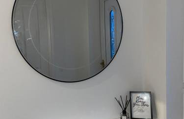 Lovely 2 bed house Cannock Driveway for 2 vehicles Perfect for contractors Business Travellers Short Stays Close to M54 M6 i54 A38 A5 McArthur Glen Designer Outlet - Foto 7