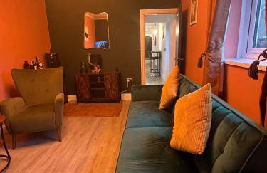 Stylish 2Bed Ground Floor Flat with Private Garden - Photo 17