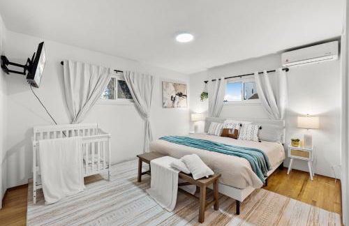 Entire Private Home with 4 Bedrooms 2 Bathrooms, Spacious, Lux King Bed, Ranch Style, Prime Area, Available Now - Photo 7