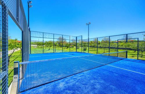 5-Bed Villa with Pool, Jacuzzi & Padel Court - Foto 46