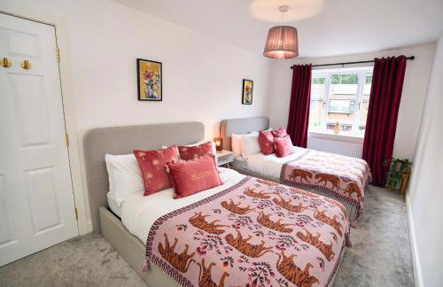 Chic Family Home with Garden Fire Pit & Event Space, Hot Tub - Foto 2