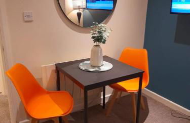 #81 Stylish Top Floor - for 2 - 10 mins to Brueton Park - " Perfect for Business Traveler and Couple - Free Parking" - Foto 10
